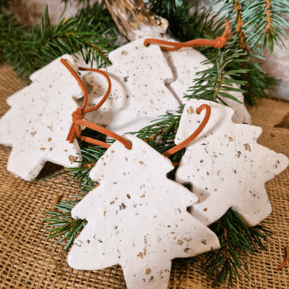 Suspensions sapins argile & liège naturel/noir – lot de 4