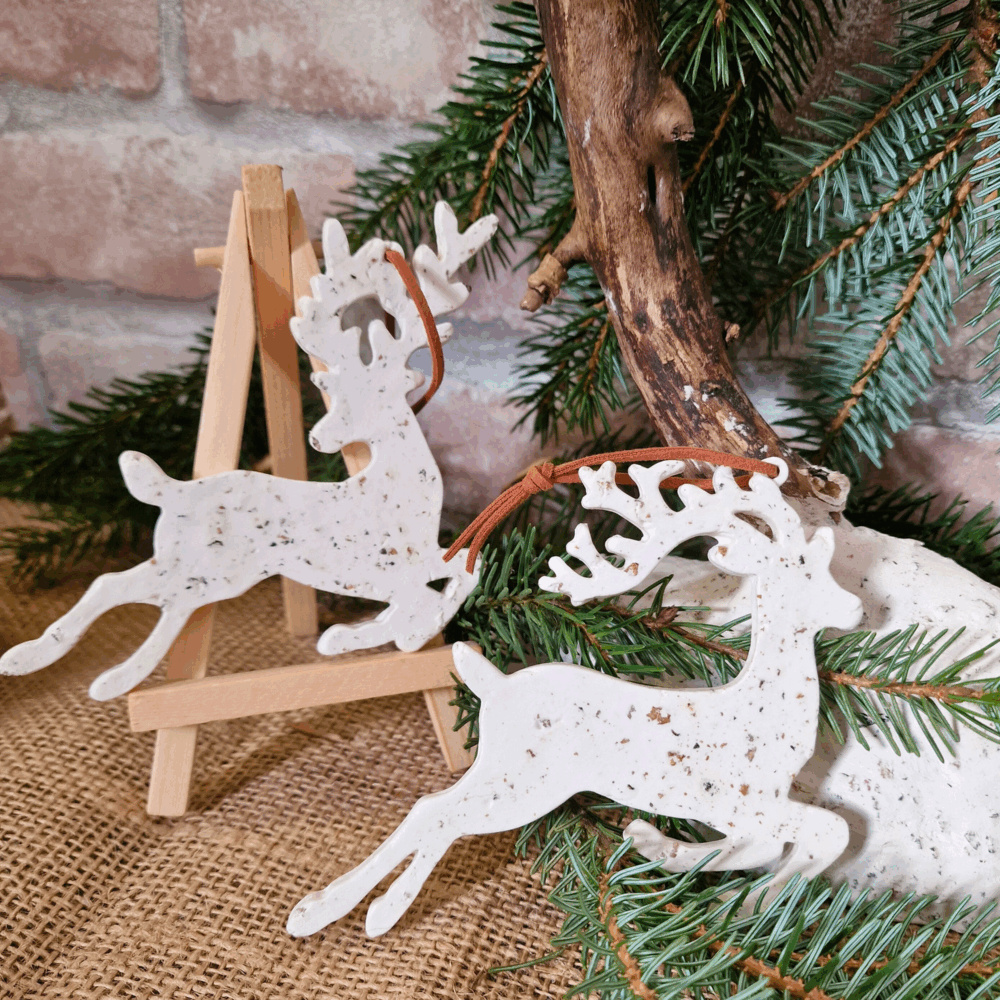 Deux suspensions rennes en argile blanche avec éclats de liège recyclé noir et naturel, cordon brun.