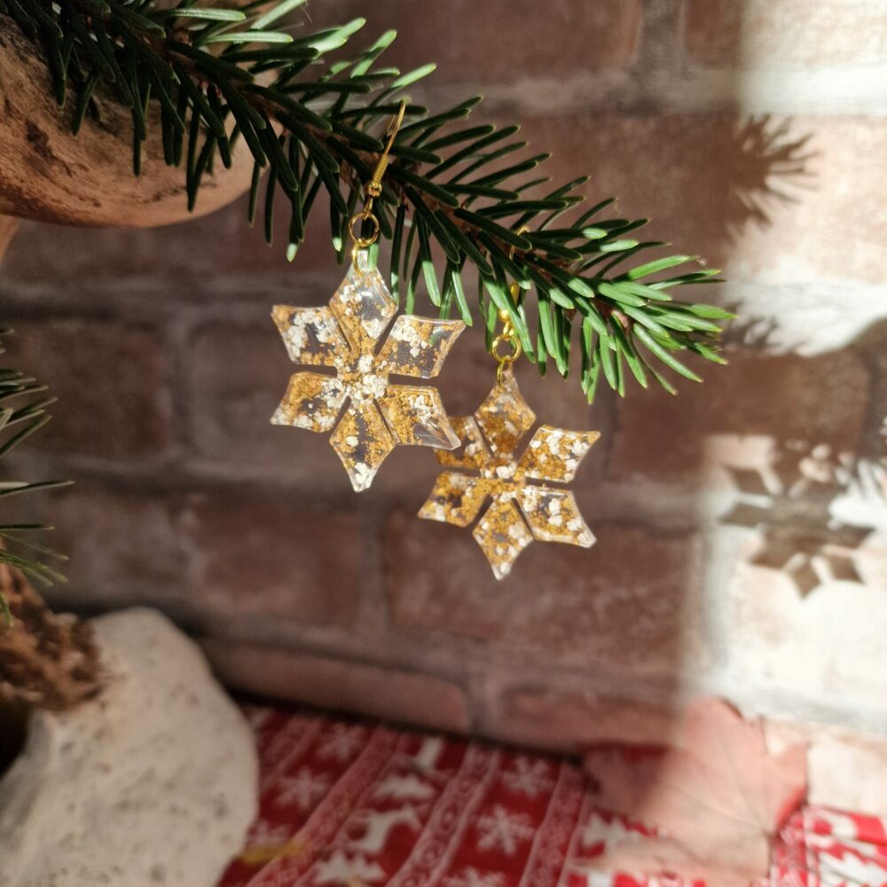 Boucles d’oreilles artisanales Cé’rénité en forme de flocons, réalisées à la main en liège recyclé et résine blanche/dorée, avec attaches dorées hypoallergéniques (5 cm).