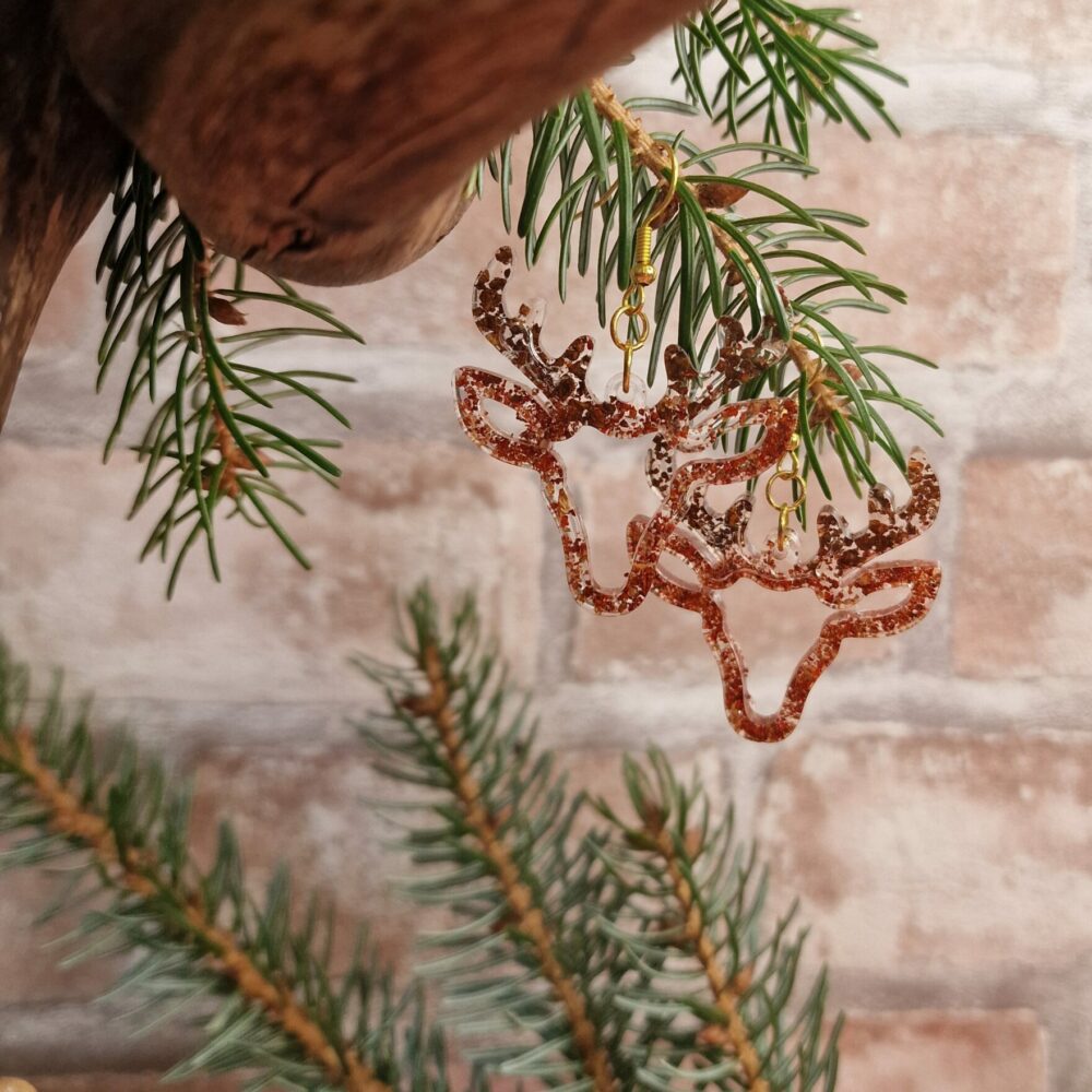 Boucles d’oreilles artisanales Cé’rénité en résine et liège recyclé rouge/brun, forme tête de renne, métal doré hypoallergénique (6 cm).