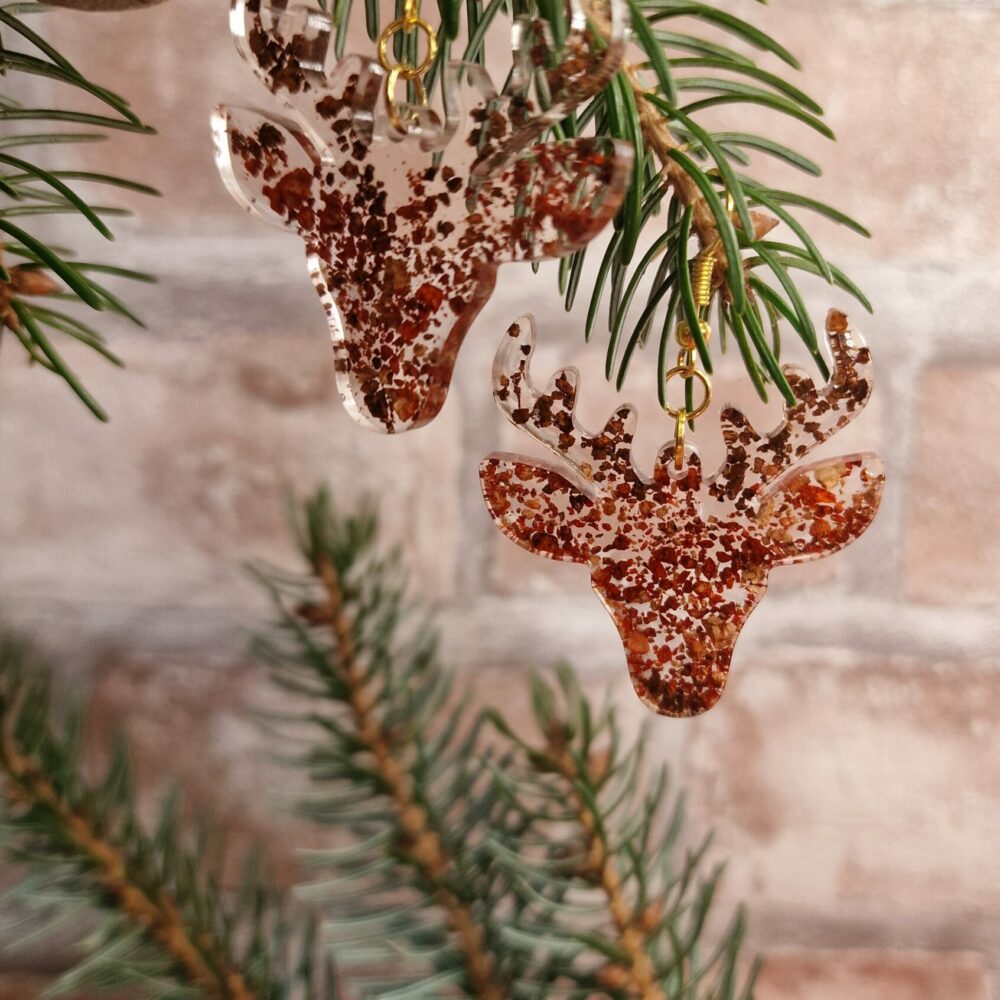 Boucles d’oreilles artisanales Cé’rénité en résine et liège recyclé rouge/brun, forme tête de renne, métal doré hypoallergénique (6 cm).