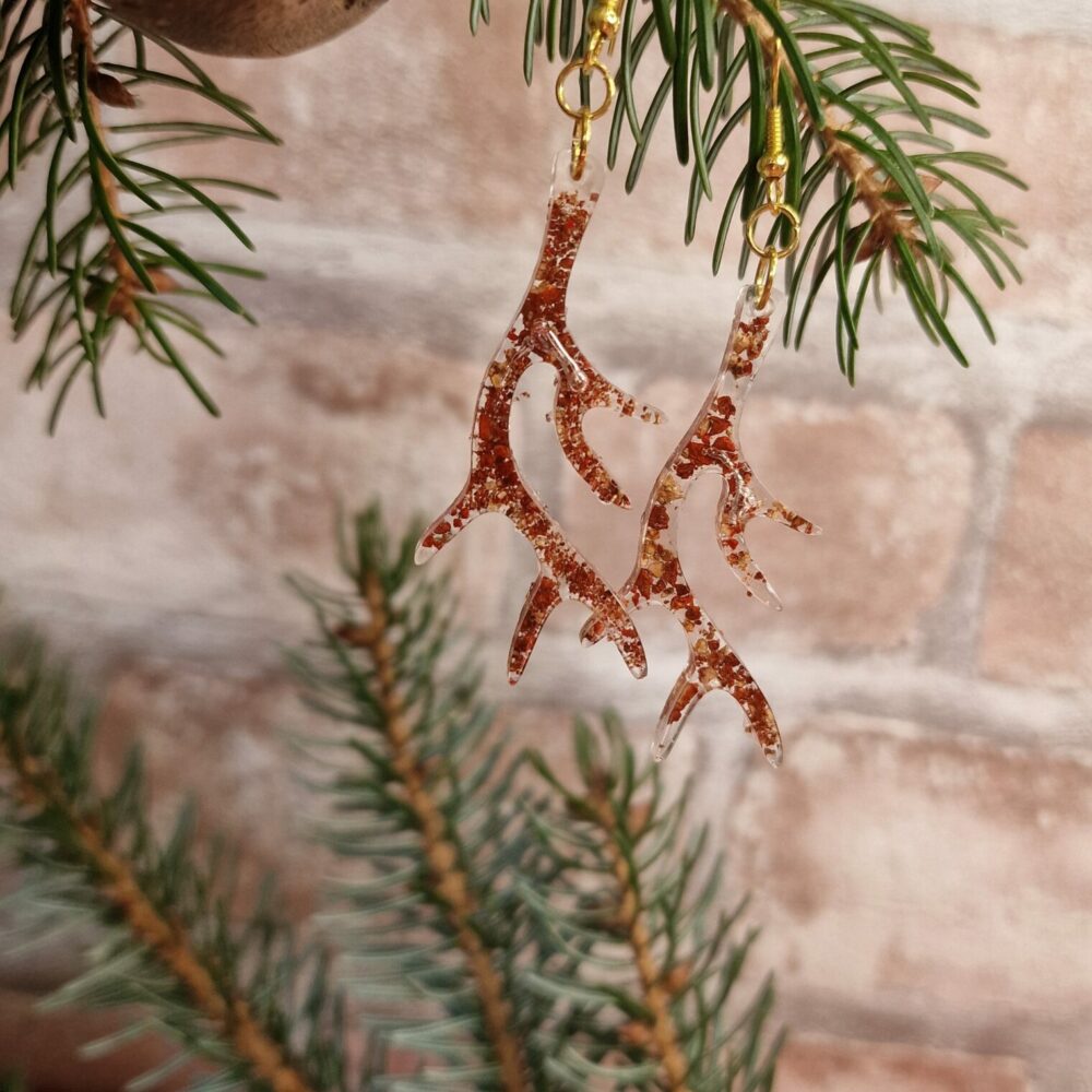 Boucles d’oreilles artisanales Cé’rénité en forme de bois de renne, réalisées à la main en liège recyclé et résine brune/rouge, avec attaches dorées hypoallergéniques (5 cm).