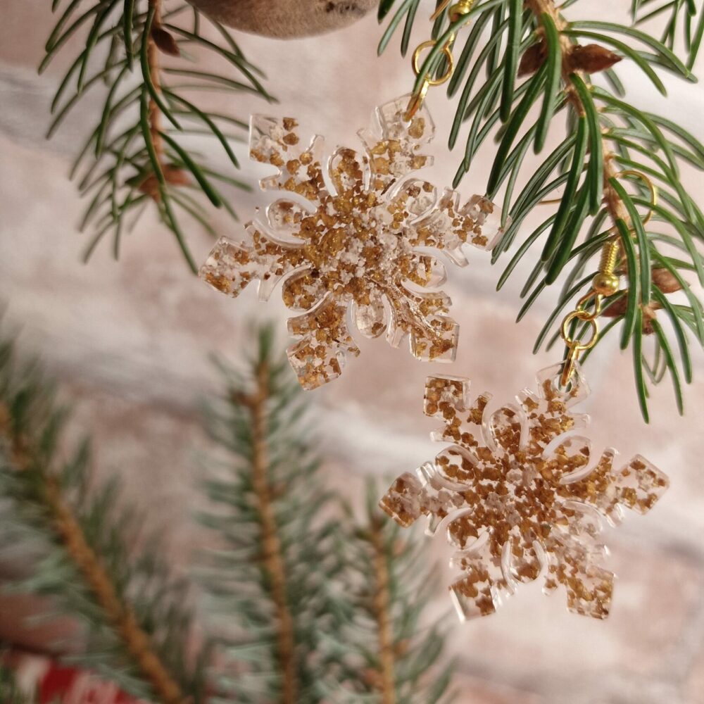 Boucles d’oreilles artisanales Cé’rénité en forme de flocons, réalisées à la main en liège recyclé et résine blanche/dorée, avec attaches dorées hypoallergéniques (5 cm).