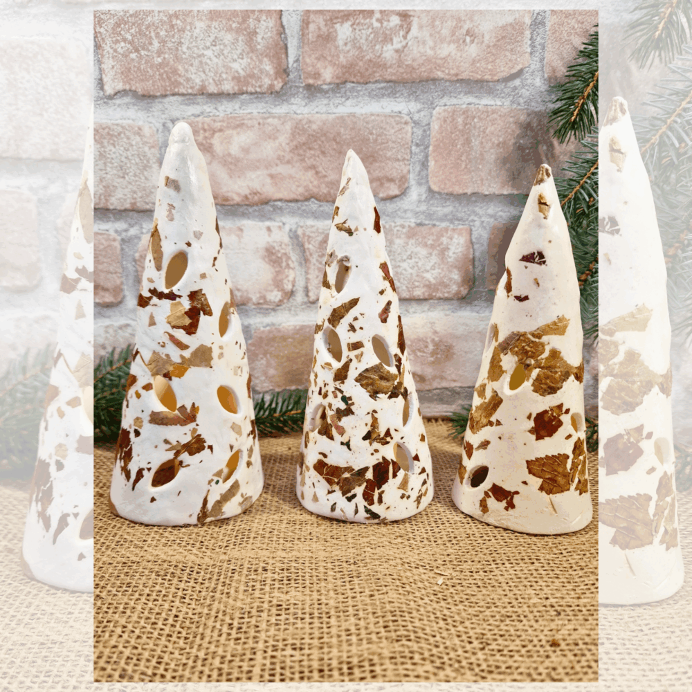 Photophore artisanal en argile blanche décoré d’éclats de feuilles naturelles recyclées.