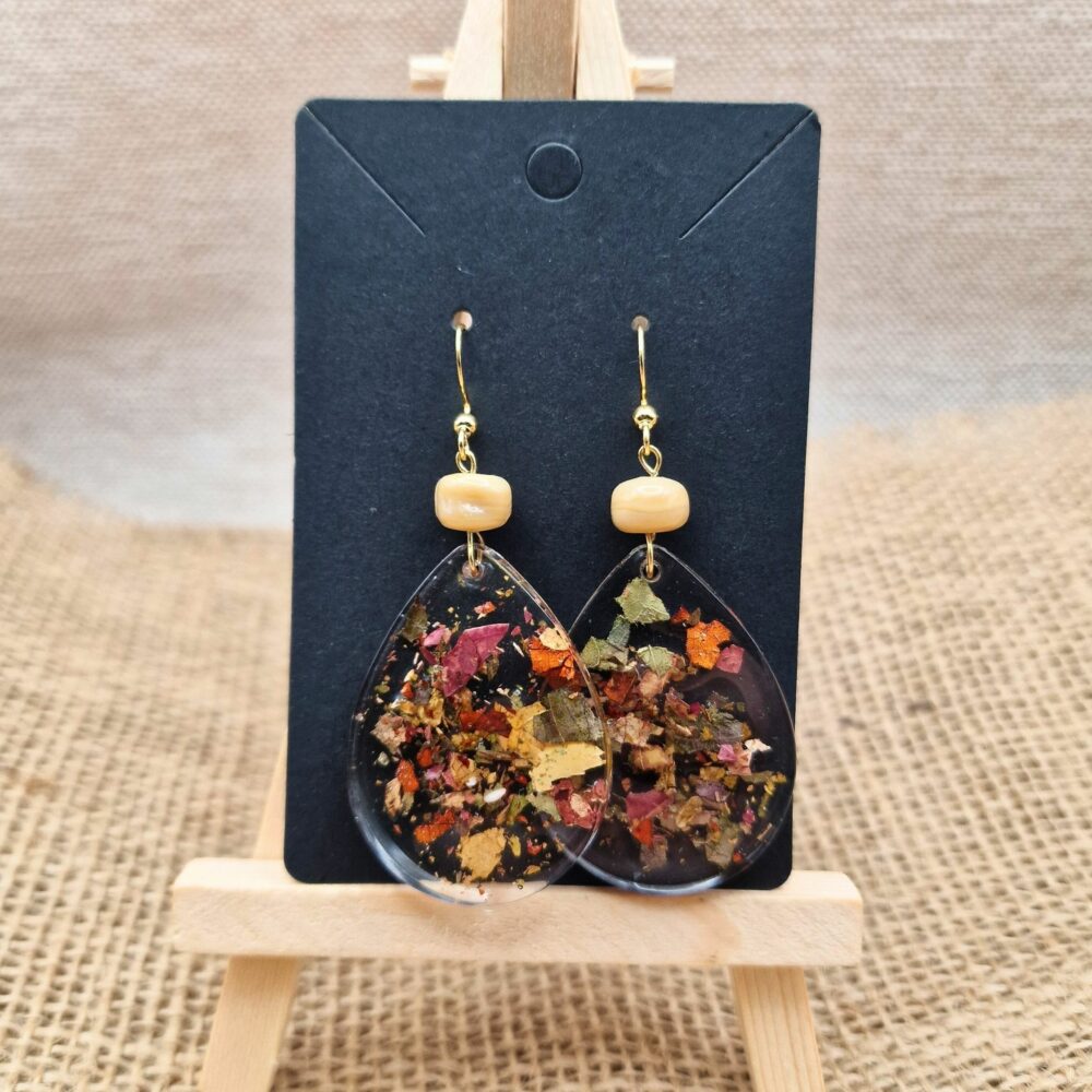 Boucles d’oreilles artisanales en résine avec feuilles naturelles – Cé’rénité