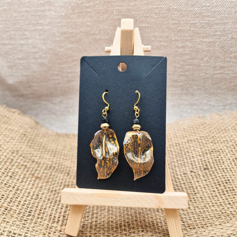 Boucles d’oreilles artisanales en plastique recyclé peint – Cé’rénité