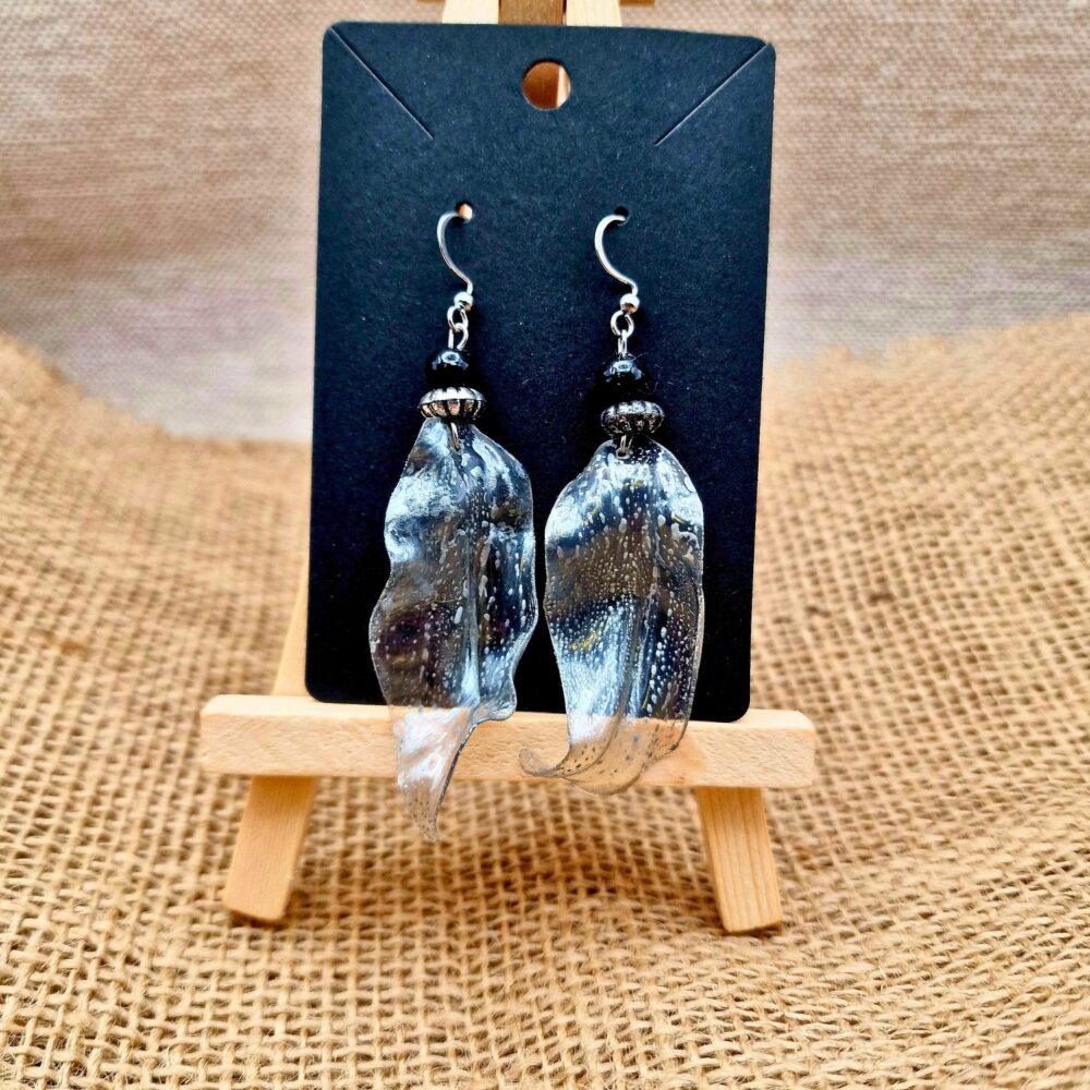Boucles d’oreilles artisanales en plastique recyclé avec feuille naturelle argentée – Cé’rénité