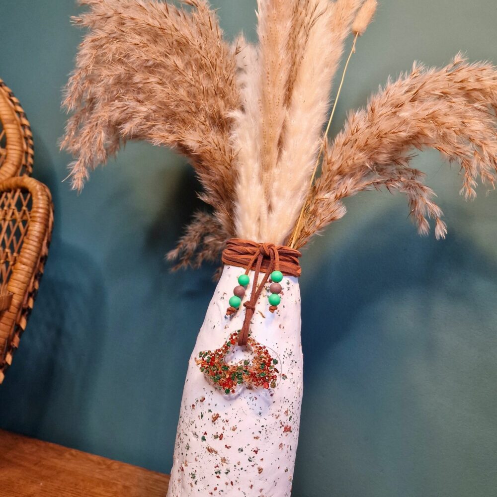 Vase décoratif en verre recyclé recouvert d’argile blanche avec incrustations de liège coloré