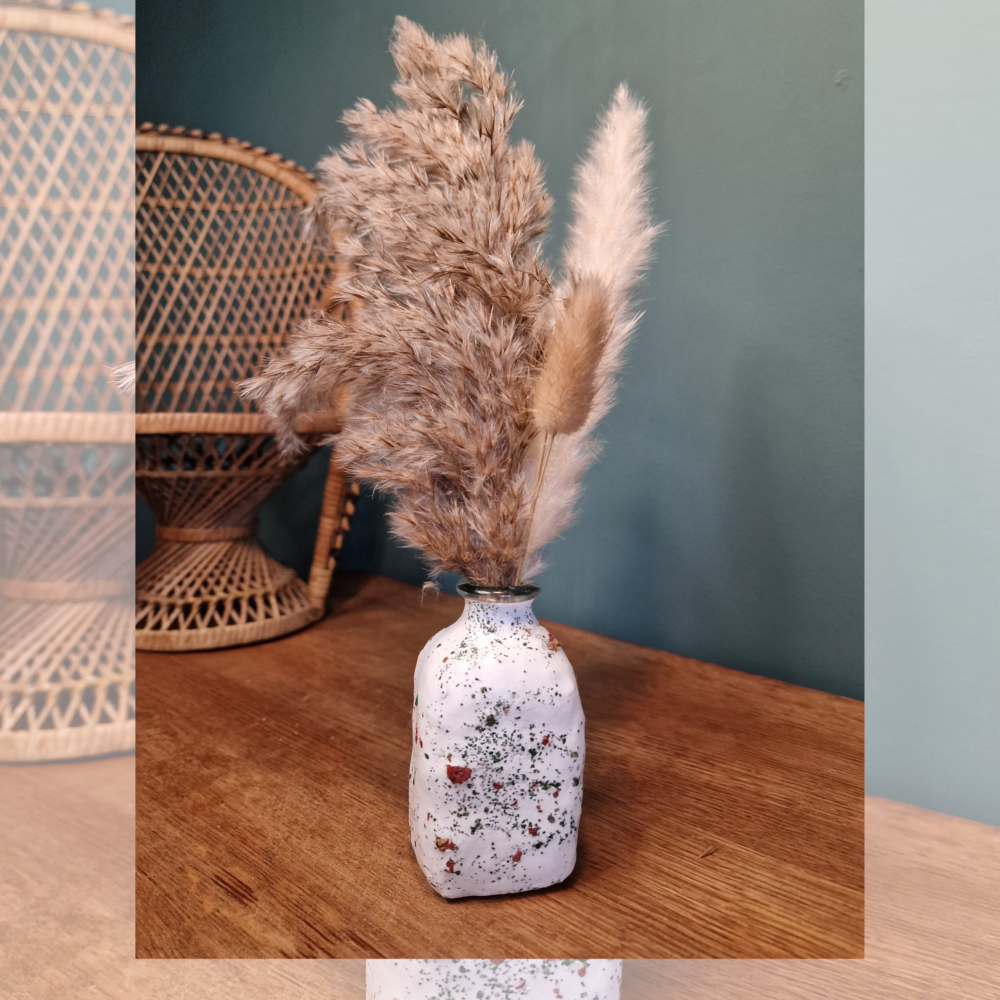 Vase décoratif artisanal en verre recyclé, argile blanche et liège coloré – Cé’rénité