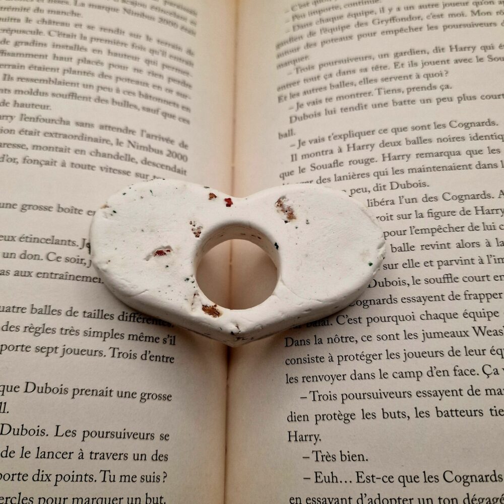 Marque-page artisanal en argile blanche intégrant des éclats de liège de différentes couleurs. Une création sobre et naturelle, pensée pour accompagner les moments de lecture. Fabriqué à la main à partir de matières récupérées – création Cé’rénité.