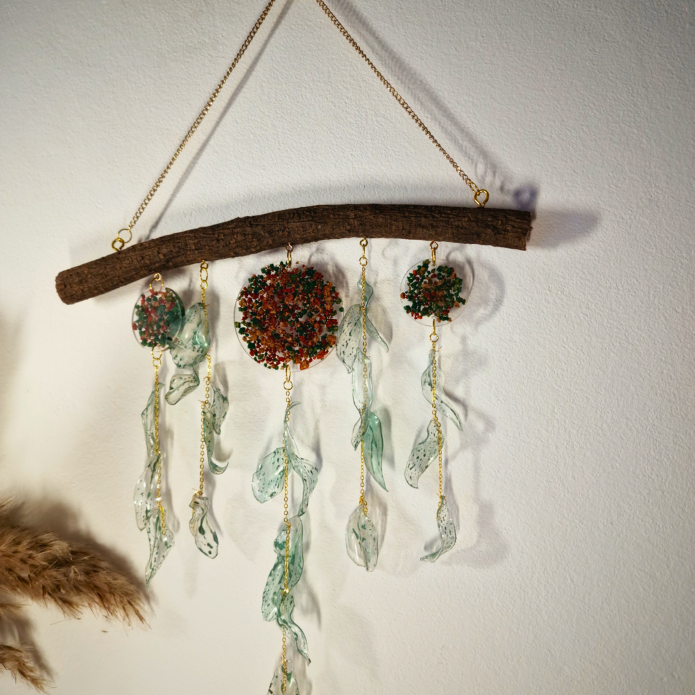 Suspension murale en plastique recyclé avec inserts résine liège et bois naturel