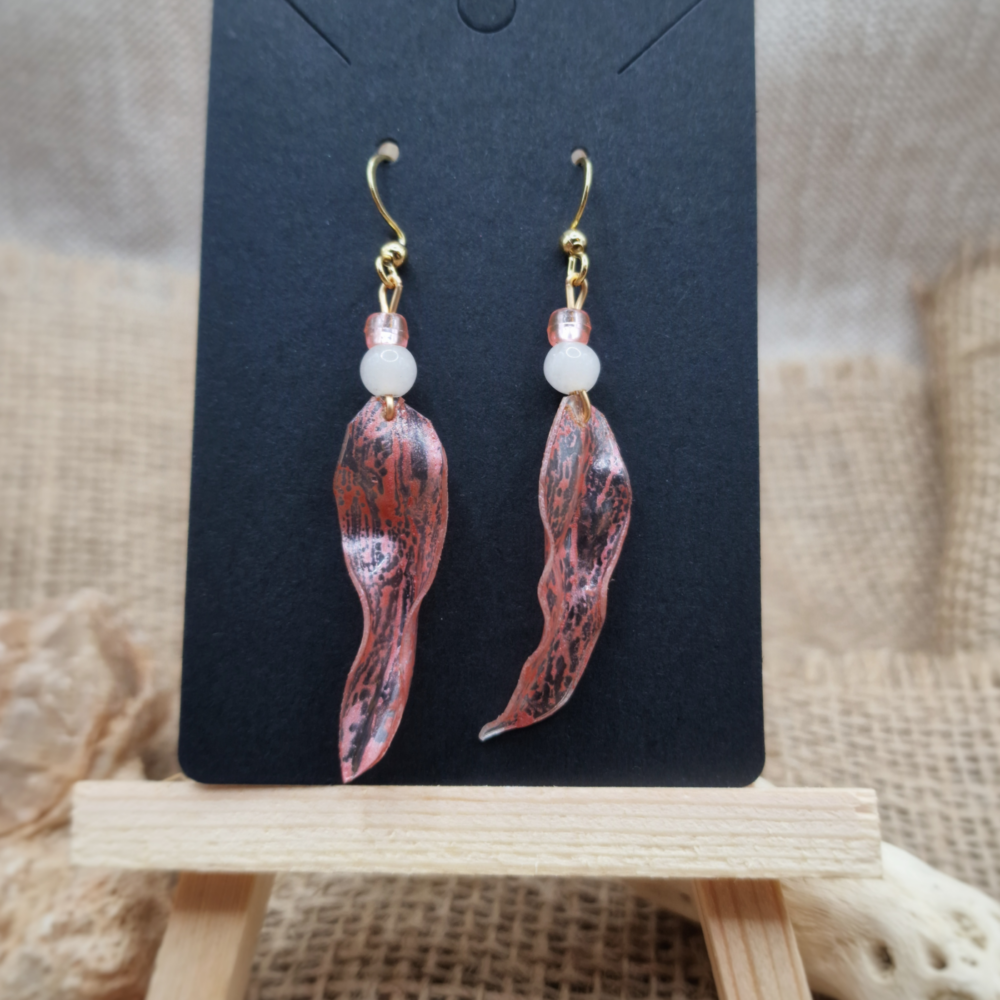 Boucles d’oreilles artisanales en plastique recyclé rose avec perles roses