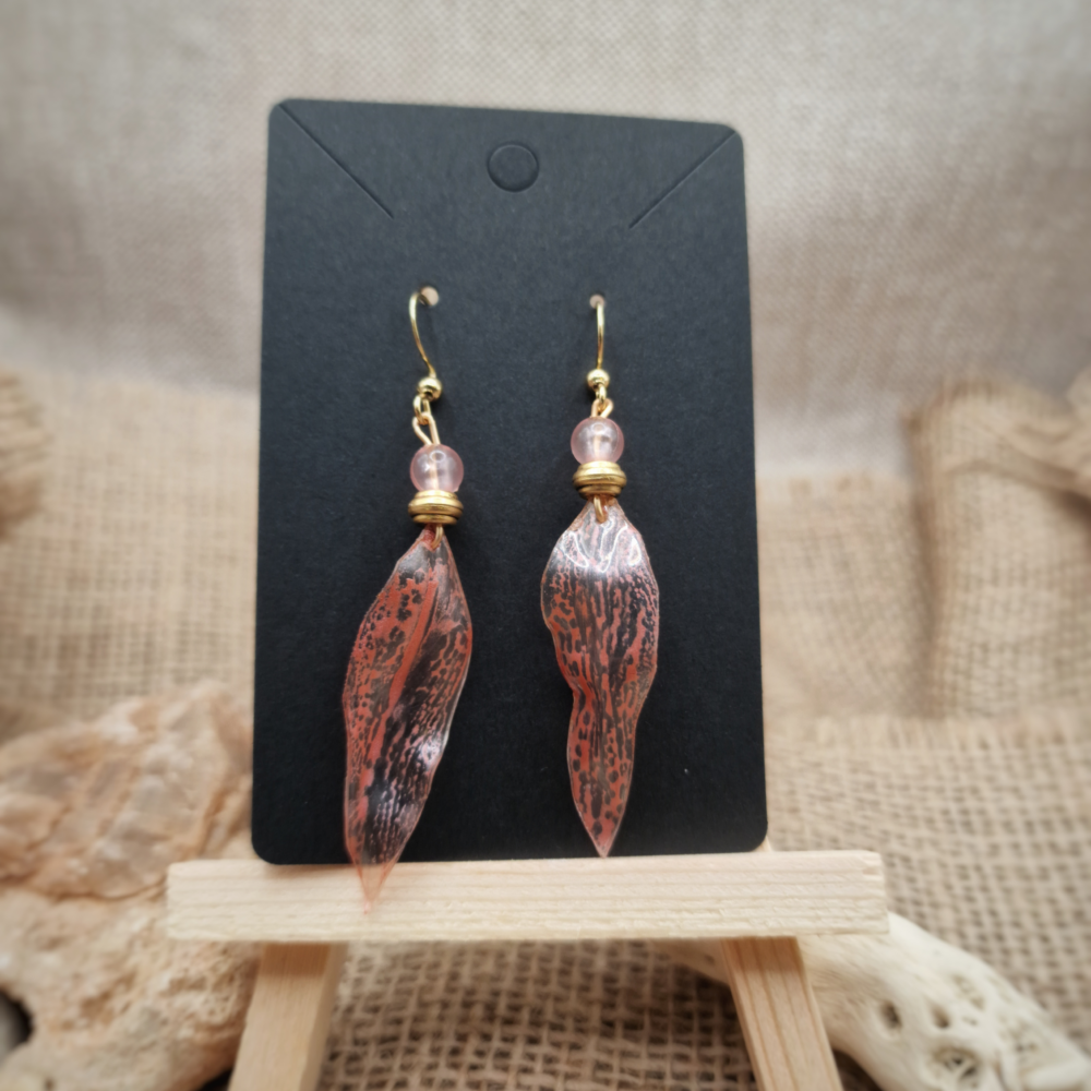 Boucles d’oreilles artisanales en plastique recyclé rose avec perles roses