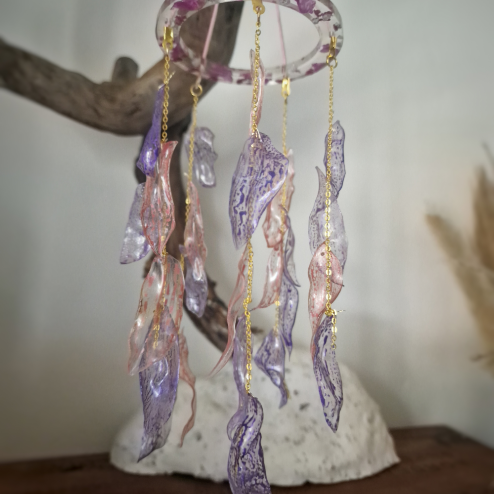 Suspension décorative en plastique recyclé coloré avec disque en résine et fleurs naturelles